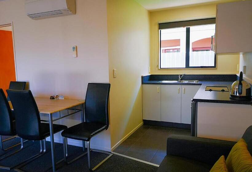 شقة غرفتين, Aston Court Motel