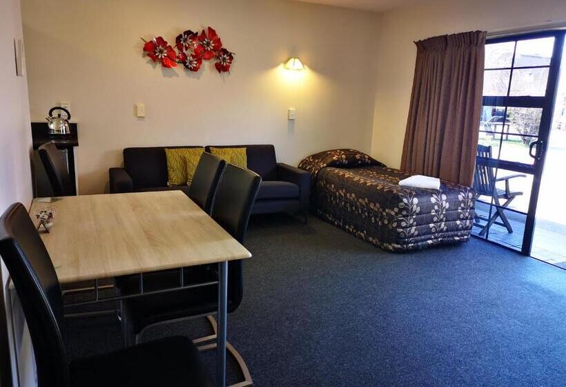 شقة غرفتين, Aston Court Motel