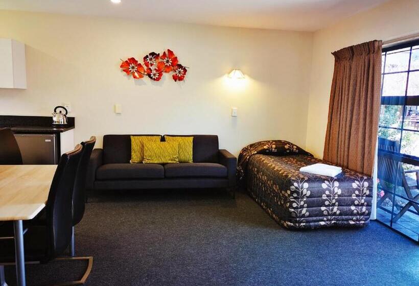 شقة غرفتين, Aston Court Motel