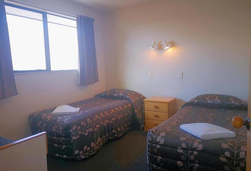 شقة غرفتين, Aston Court Motel