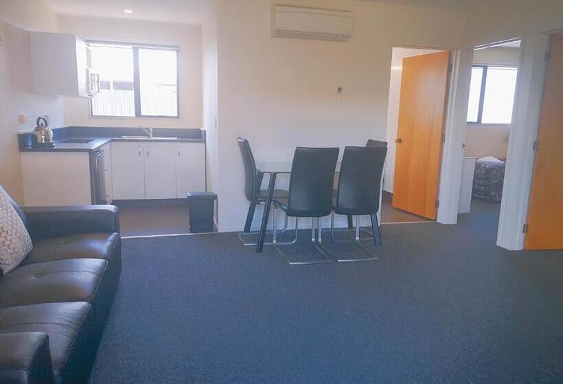 شقة غرفتين, Aston Court Motel