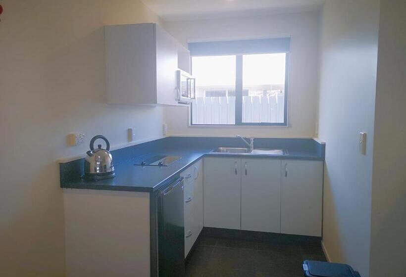 شقة غرفتين, Aston Court Motel