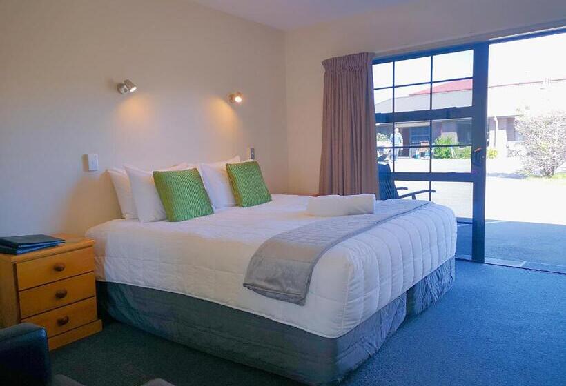 إستوديو قياسى, Aston Court Motel