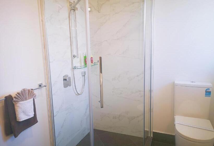 شقة غرفتين, Aston Court Motel