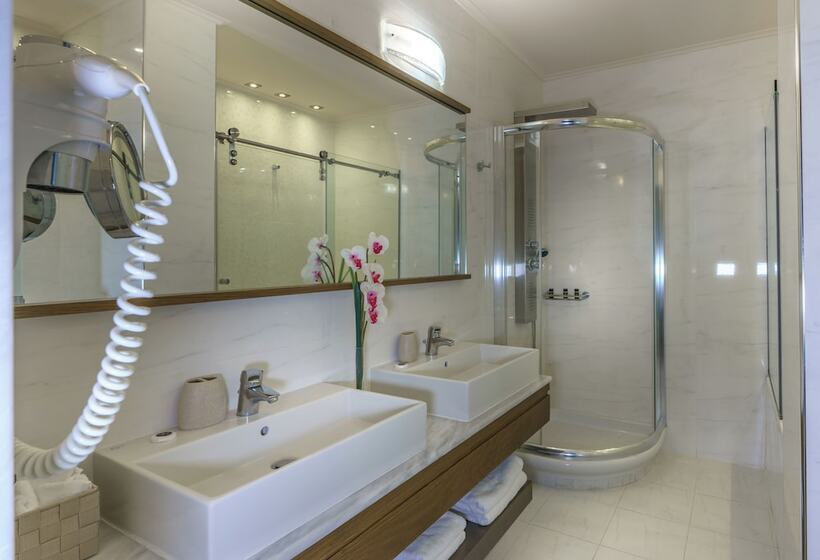 סוויטה נוף לים, Cosmopolitan