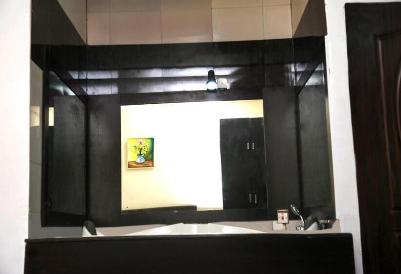 سوئیت با وان آب گرم, Western Dreams