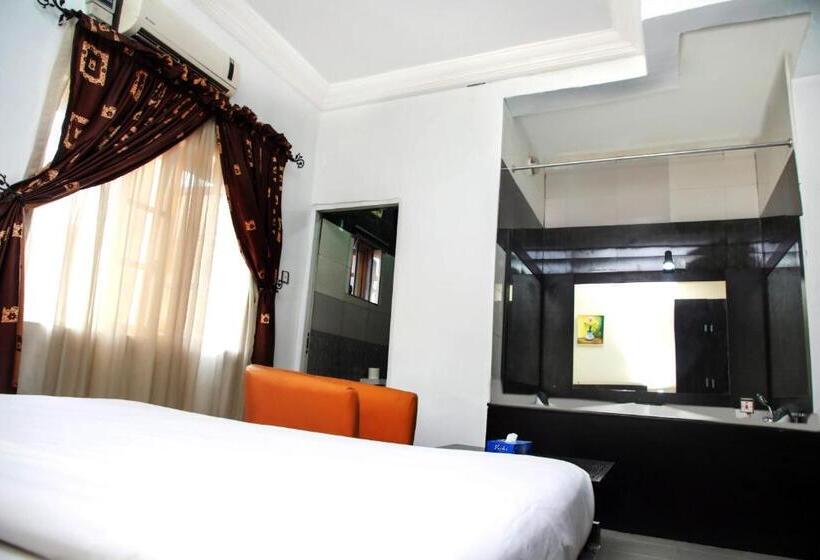 سوئیت با وان آب گرم, Western Dreams