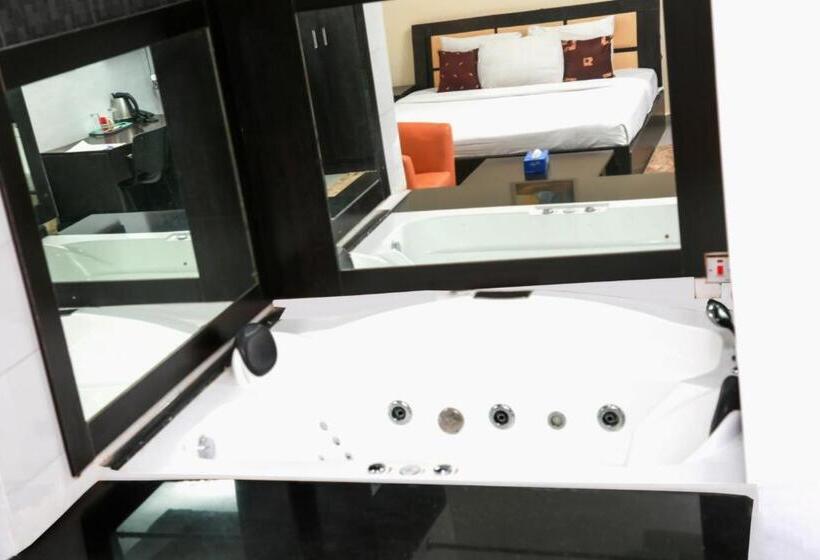 سوئیت با وان آب گرم, Western Dreams