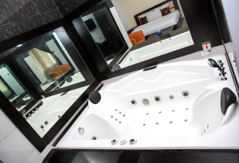 سوئیت با وان آب گرم, Western Dreams