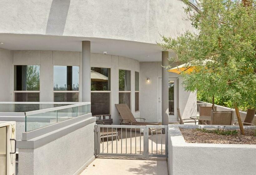 آپارتمان 3 خوابه, The Airplane Hangar