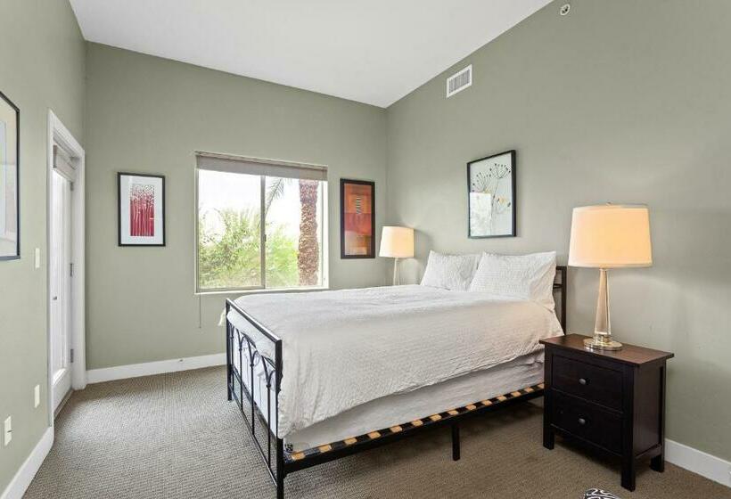 آپارتمان 3 خوابه, The Airplane Hangar