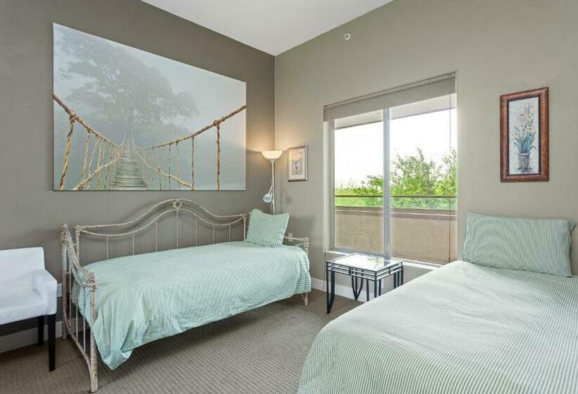 آپارتمان 3 خوابه, The Airplane Hangar