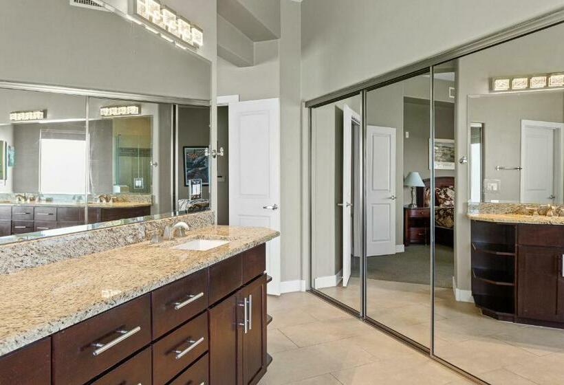 آپارتمان 3 خوابه, The Airplane Hangar