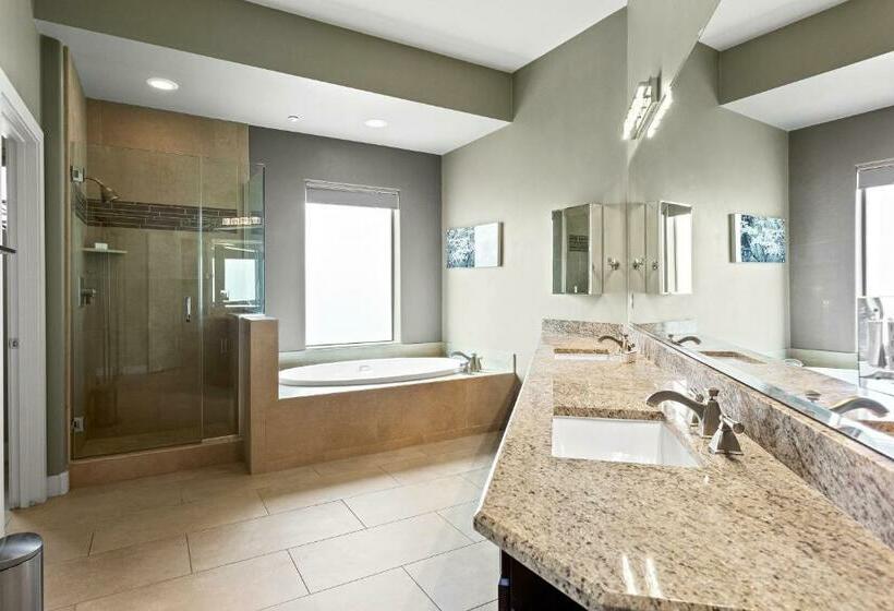 آپارتمان 3 خوابه, The Airplane Hangar