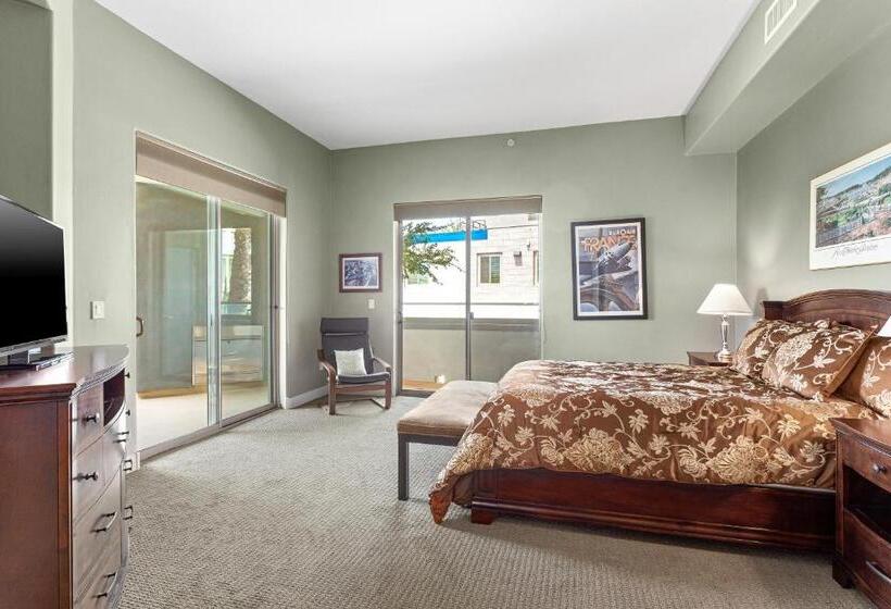 آپارتمان 3 خوابه, The Airplane Hangar