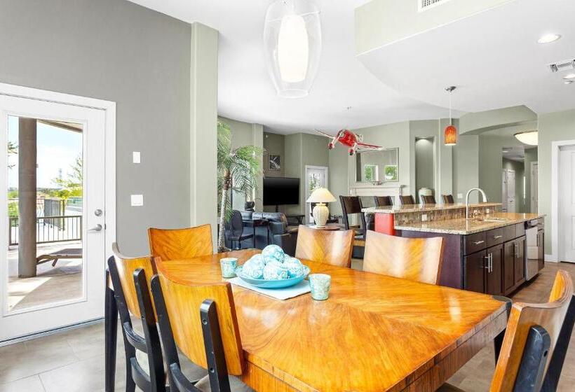 آپارتمان 3 خوابه, The Airplane Hangar