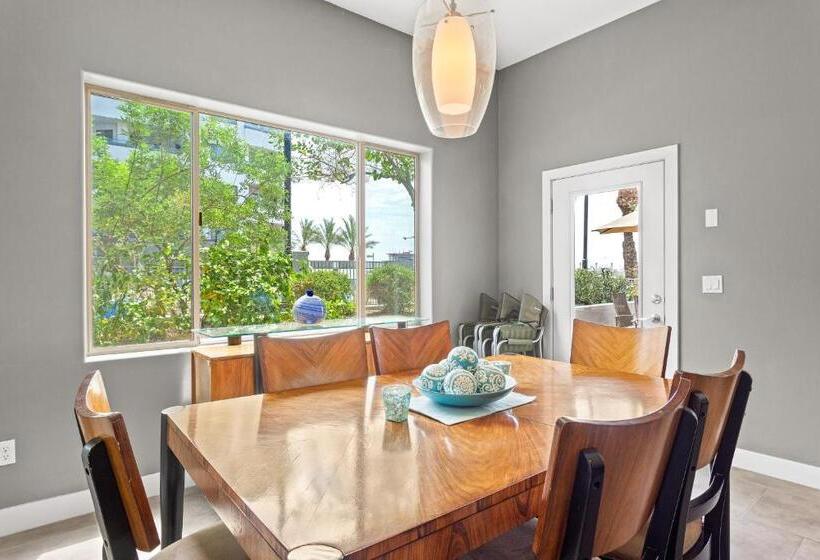 آپارتمان 3 خوابه, The Airplane Hangar