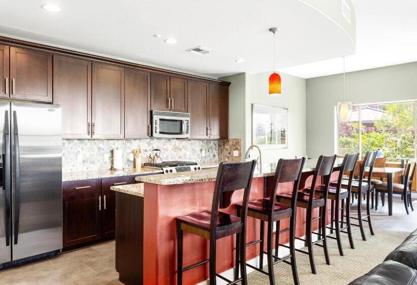 آپارتمان 3 خوابه, The Airplane Hangar