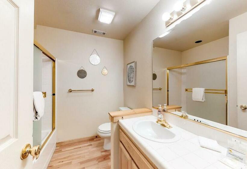 شقة غرفتين, Trout Creek Condo