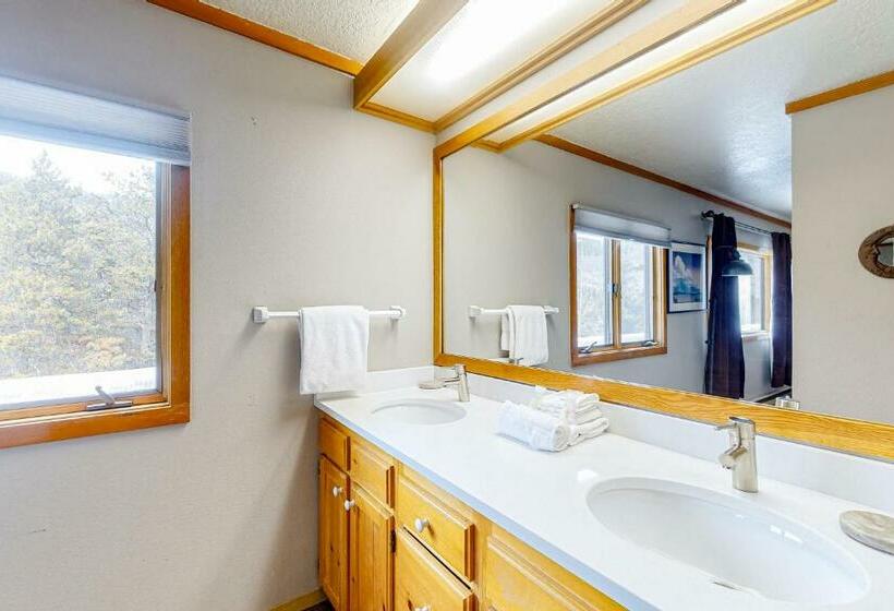 2ベッドルームアパートメント, Montezuma Magic