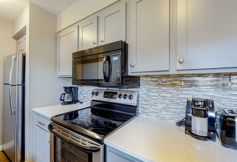 2ベッドルームアパートメント, Montezuma Magic