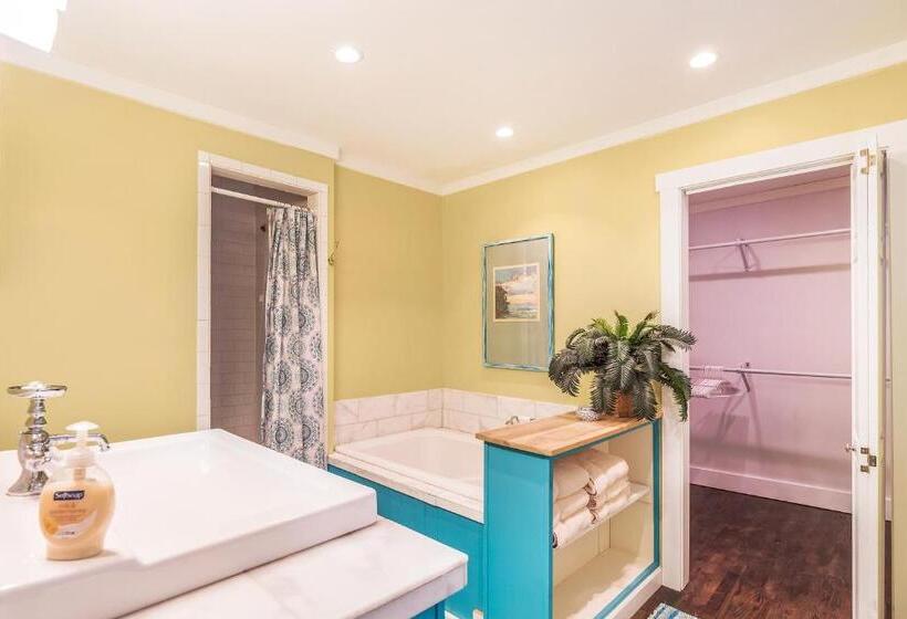 منزل 3 غرف نوم, Peach Bluff House