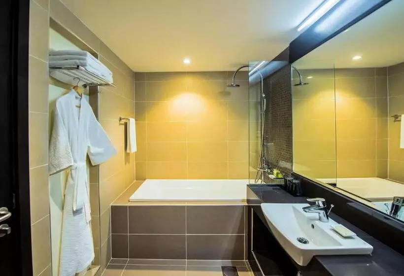 اتاق استاندارد با تخت بزرگ برای معلولان, Ramada Resort By Wyndham Dar Es Salaam