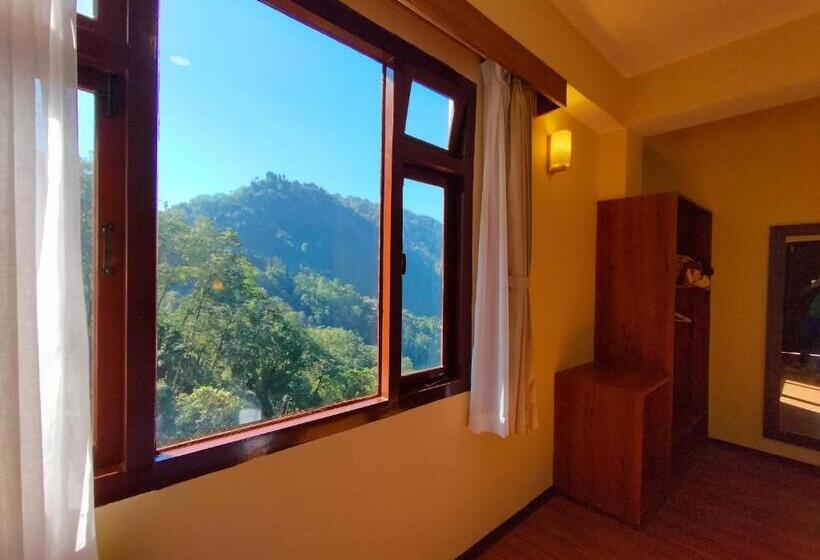 Номер Economy, Sila Norphel Pelling