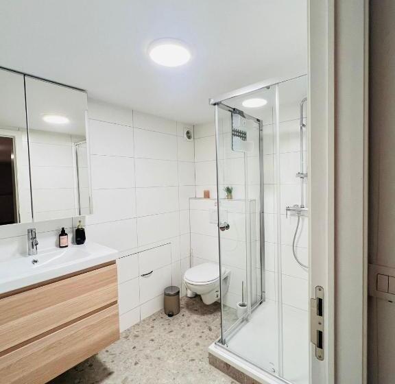 استودیوی استاندارد, Oneluxstay Near Fashion District