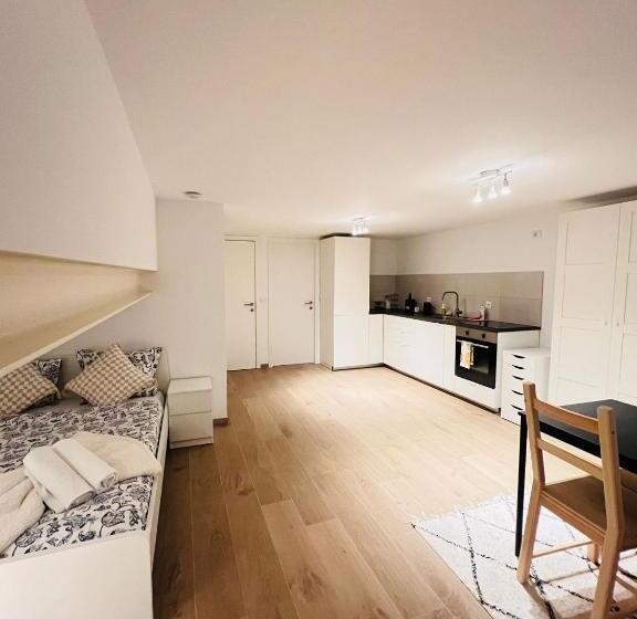 استودیوی استاندارد, Oneluxstay Near Fashion District