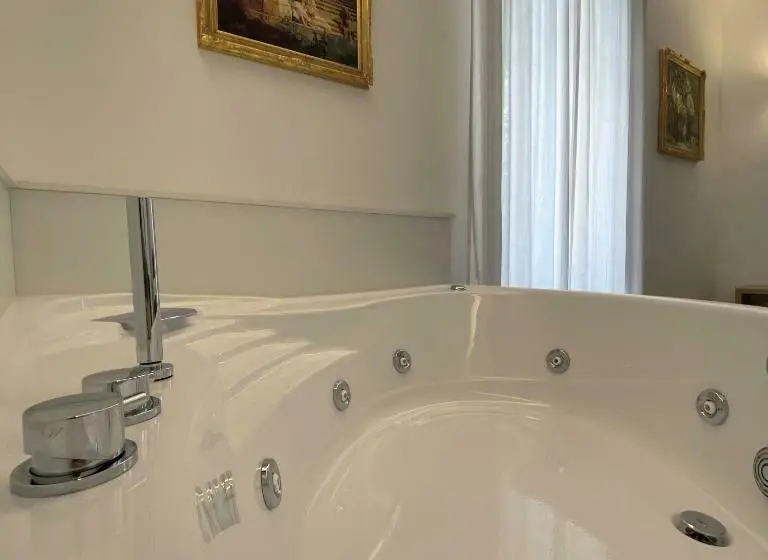 バスタブ付きスタンダードルーム, Gualtieri B&b Luxurys
