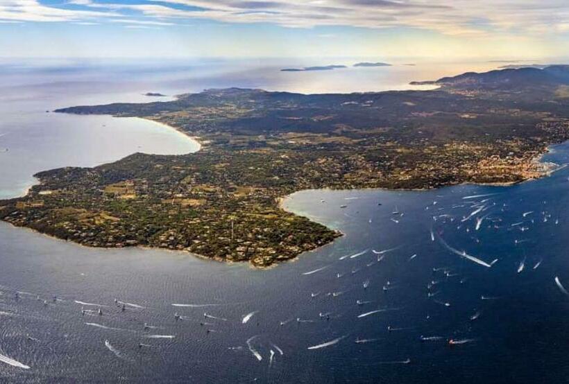 غرفة قياسية مزوَّدة بجاكوزي, Le Demeure De Poulpican Chambre La Grotte Jacuzzi Charme Romantique Terrasse Privée 300m Plage Et Re