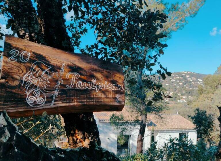 غرفة قياسية مزوَّدة بجاكوزي, Le Demeure De Poulpican Chambre La Grotte Jacuzzi Charme Romantique Terrasse Privée 300m Plage Et Re