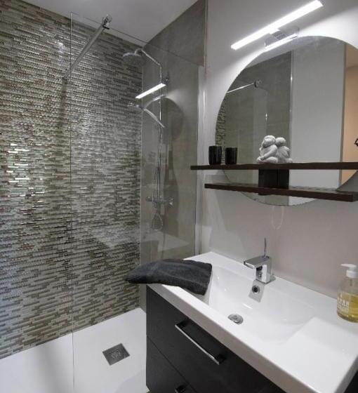 غرفة قياسية مزوَّدة بجاكوزي, Le Demeure De Poulpican Chambre La Grotte Jacuzzi Charme Romantique Terrasse Privée 300m Plage Et Re