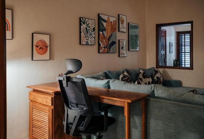 سوییت اجرایی, Yushili Hotel Kampala