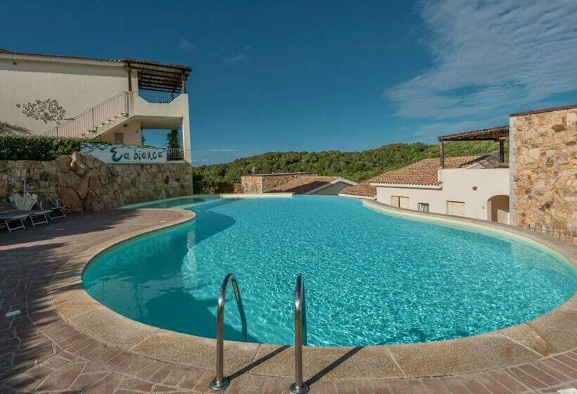 דירת חדר נוף לים, Residence Con Piscina A 4 Km Da Baja Sardinia
