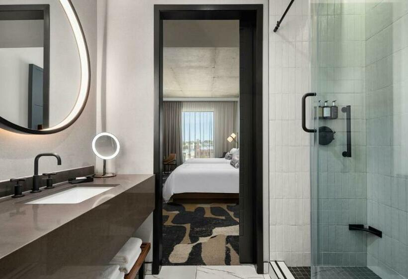 身障者適用クイーンサイズベッドルーム, The Trade, Autograph Collection