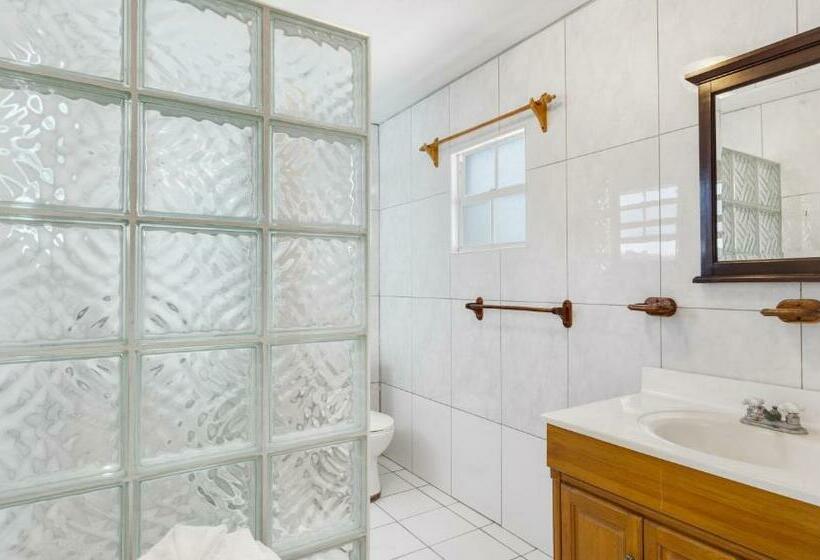 اتاق خانوادگی, Edwards Guesthouse