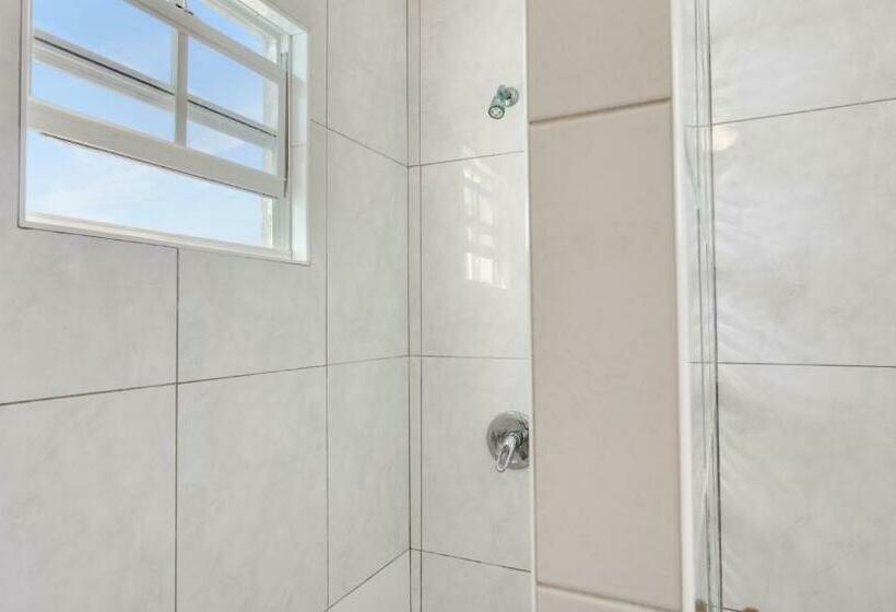 اتاق خانوادگی, Edwards Guesthouse