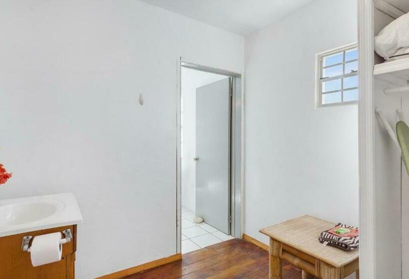 اتاق خانوادگی, Edwards Guesthouse