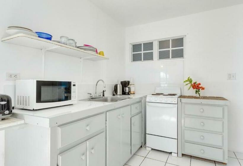 اتاق خانوادگی, Edwards Guesthouse