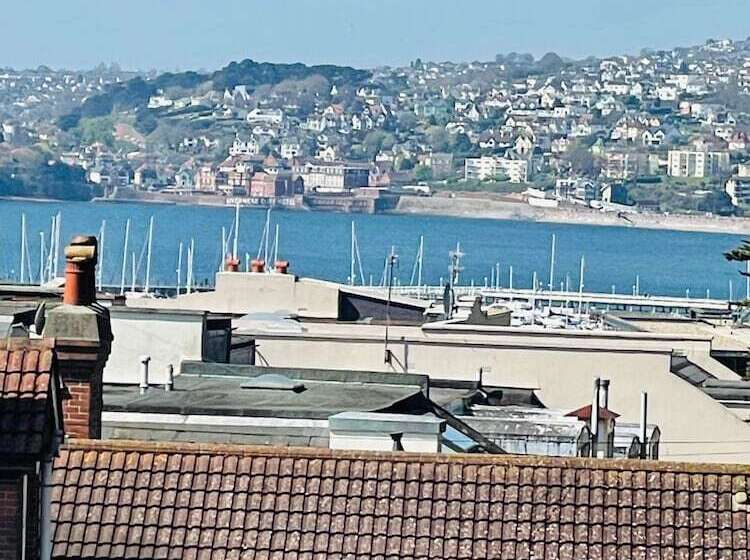 חדר אקונומי לשלושה, Hudson