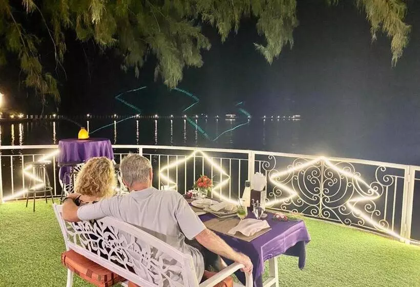 اتاق سوپریور با تخت بزرگ, Nataya Round House Coral Bay Resort