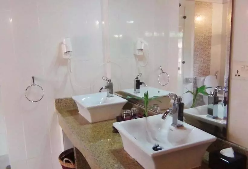 اتاق لوکس با چشم‌انداز باغ, Nataya Round House Coral Bay Resort