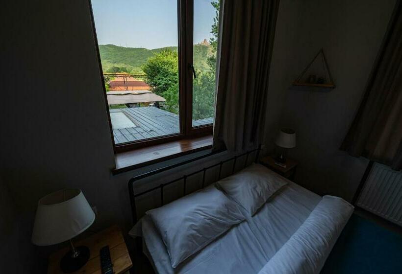 اتاق عادی, Hedi