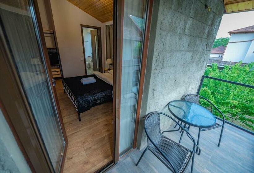 اتاق لوکس با بالکن, Hedi