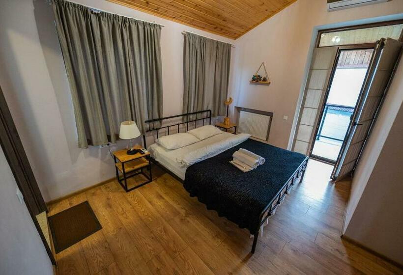 اتاق لوکس با بالکن, Hedi