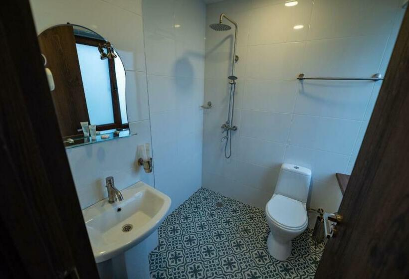 اتاق لوکس با بالکن, Hedi