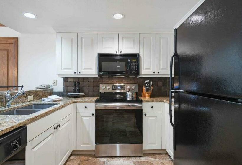 Апартаменты 2 Спальни, St James Place By East West Hospitality