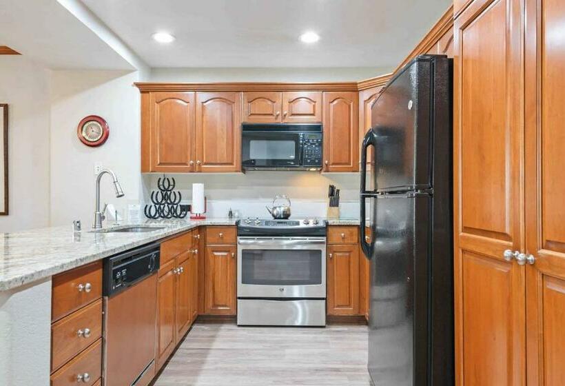 Апартаменты 3 Спальни, St James Place By East West Hospitality